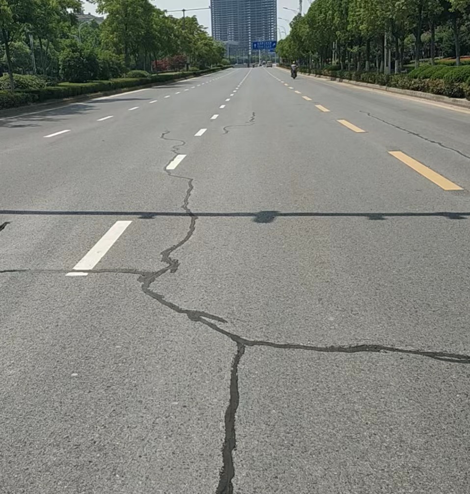 嘉格道路灌縫膠廠家：不吹不捧，用品質說話