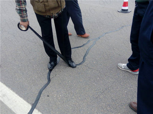 公路裂縫修補,大家會愛上路面瀝青貼縫帶的原因