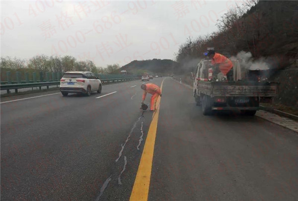 陜西西長(zhǎng)高速選擇高性能道路灌縫膠材料提高裂縫灌縫修補(bǔ)成功率