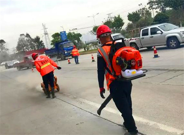 水泥混凝土路面裂縫封縫選用道路灌縫膠這類柔性材料更好