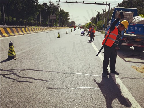 道路養護修補路面裂縫的利器—嘉格瀝青貼縫帶