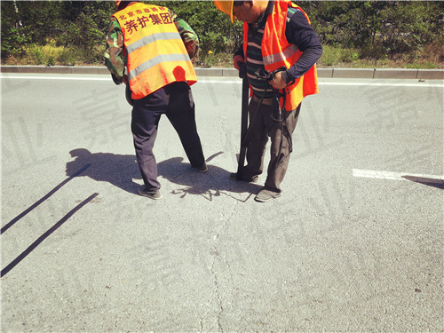 為什么選嘉格道路貼縫帶養護道路裂縫