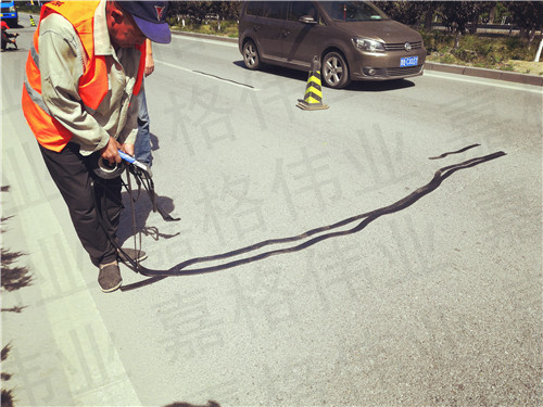 道路裂縫養(yǎng)護之“神”嘉格公路貼縫帶