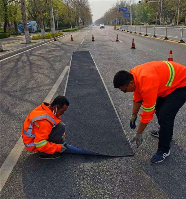 公路網(wǎng)裂貼快速及時(shí)處理面層集料顆粒脫落問(wèn)題