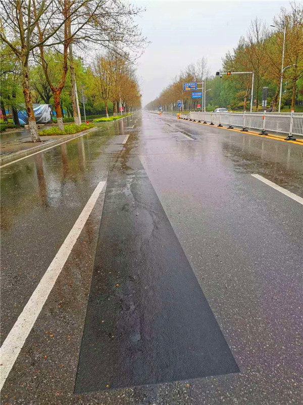 公路網(wǎng)裂貼快速及時(shí)處理面層集料顆粒脫落問(wèn)題